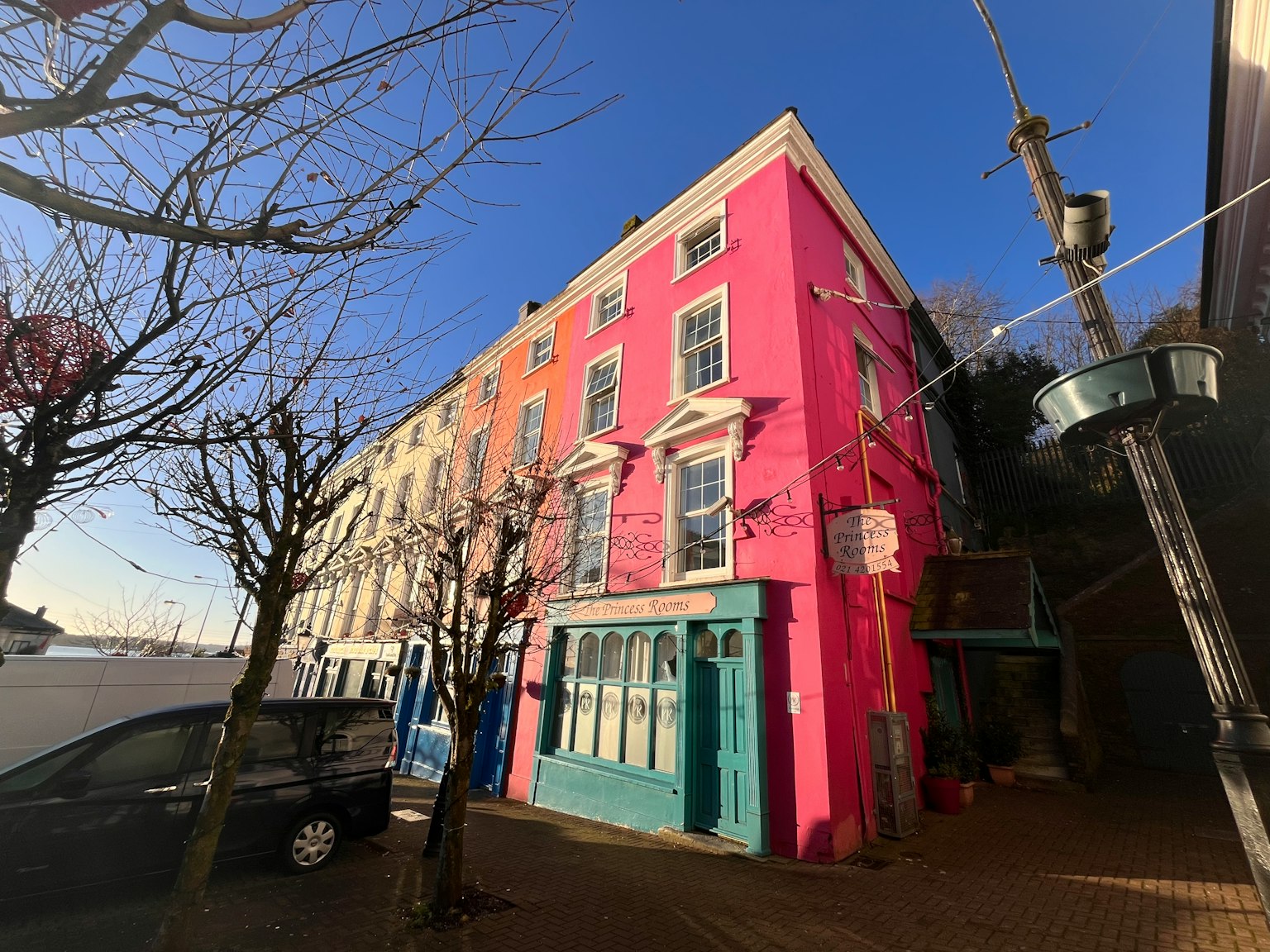 Buntes Gebäude mit rosa Fassade und blauem Himmel