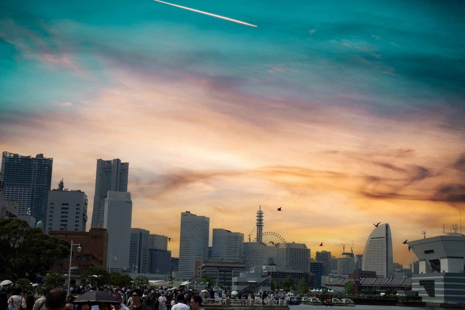 Horizonte de la ciudad con rascacielos al atardecer con nubes coloridas