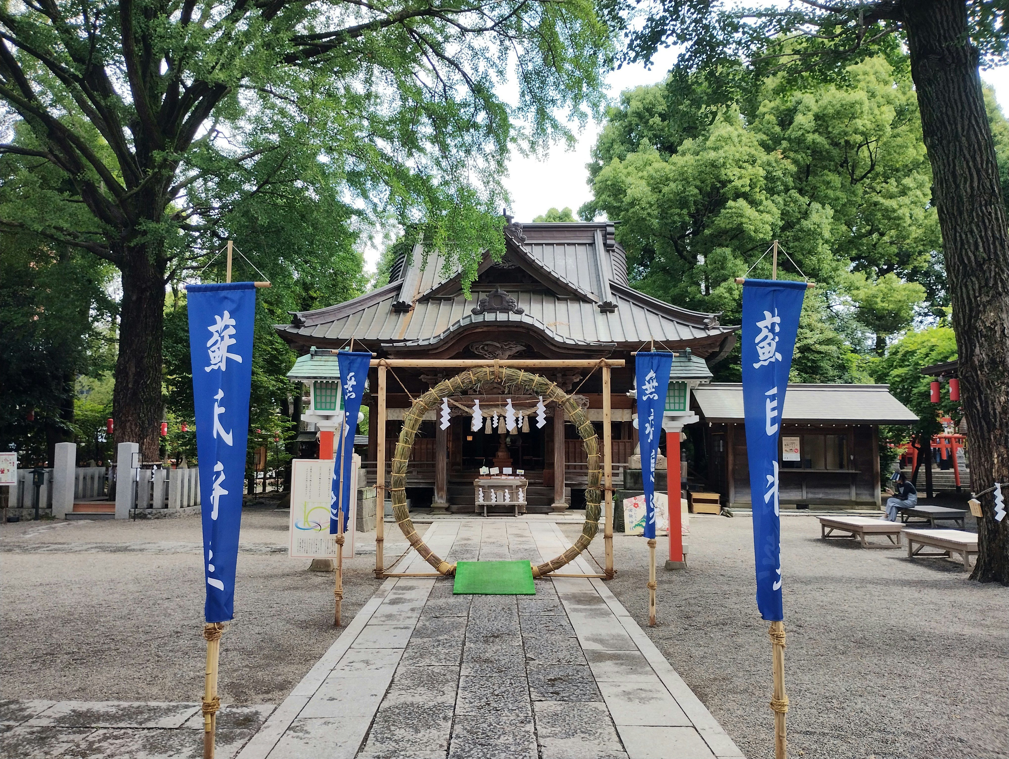 神社の参道にある注連縄の祭壇と青い幟