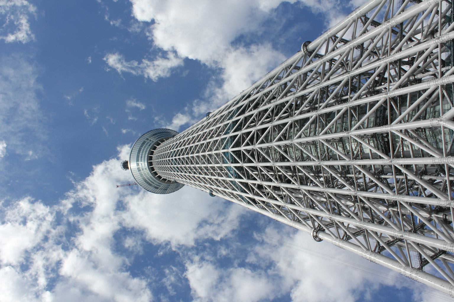 Tầm nhìn lên Tokyo Skytree dưới bầu trời xanh