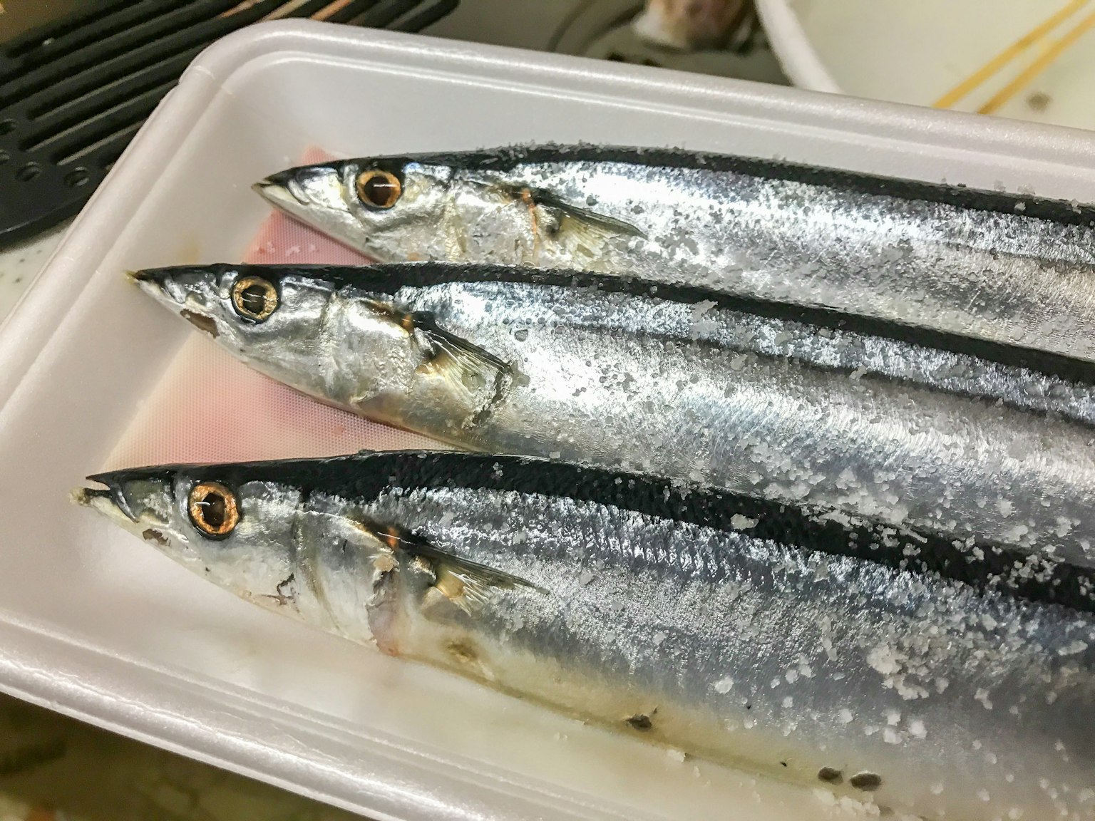 Ba con cá bạc xếp trong khay nhựa có đặc trưng là sanma