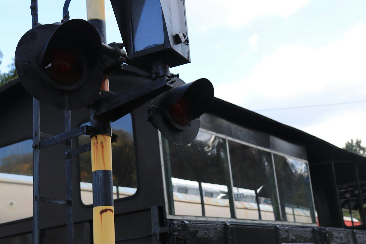 Signaux de circulation noirs près d'une structure de train