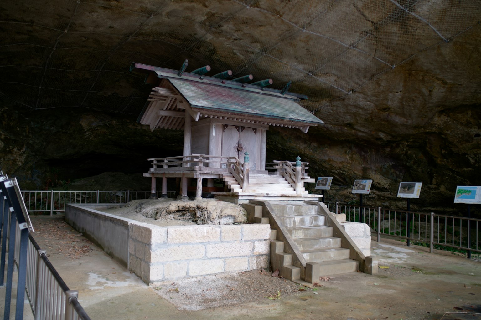 洞穴内的神社状结构和台阶
