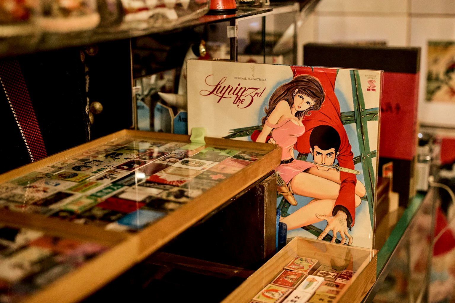 Interno di un negozio che espone dischi vintage e oggetti da collezione