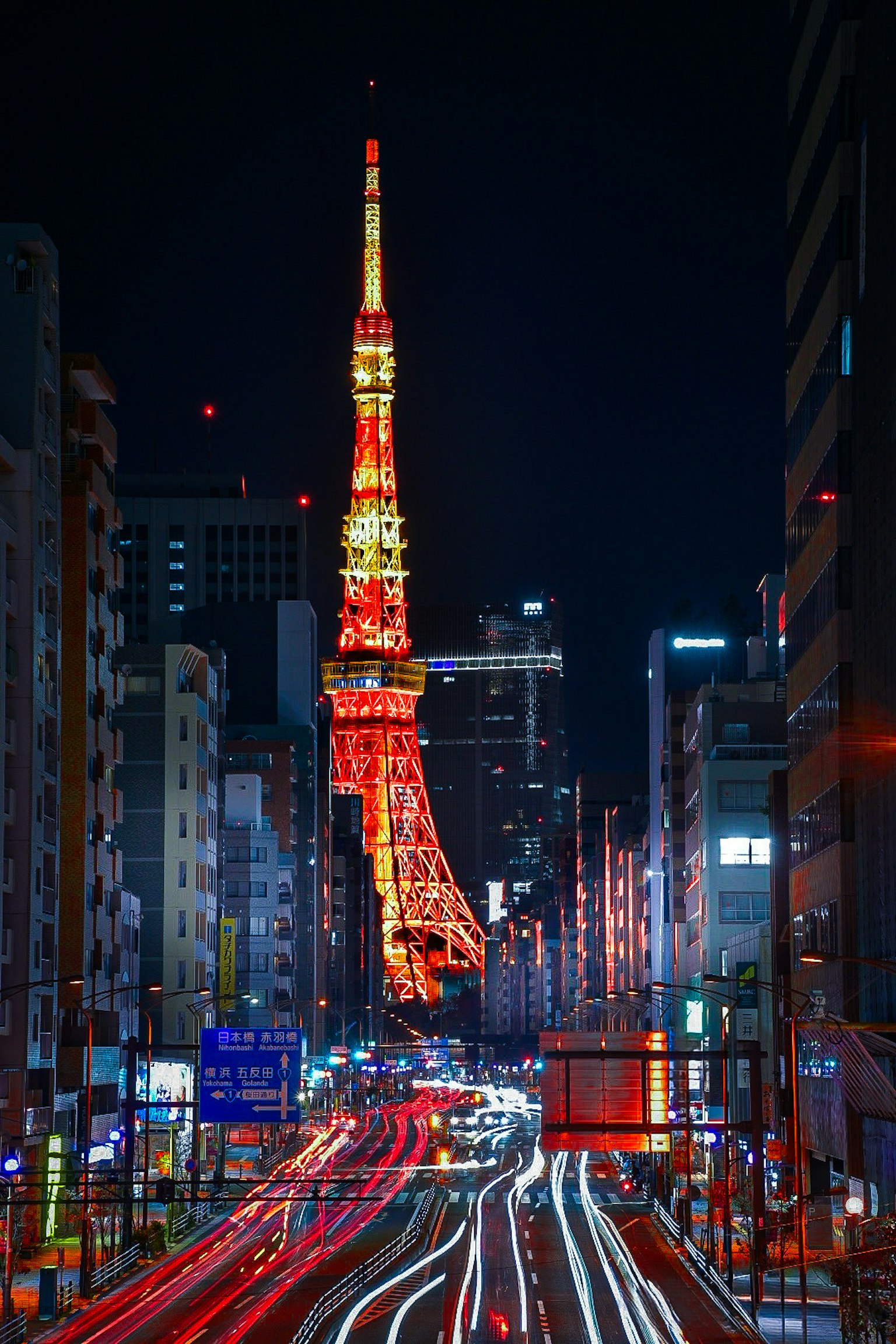東京タワーが夜に輝く街の風景