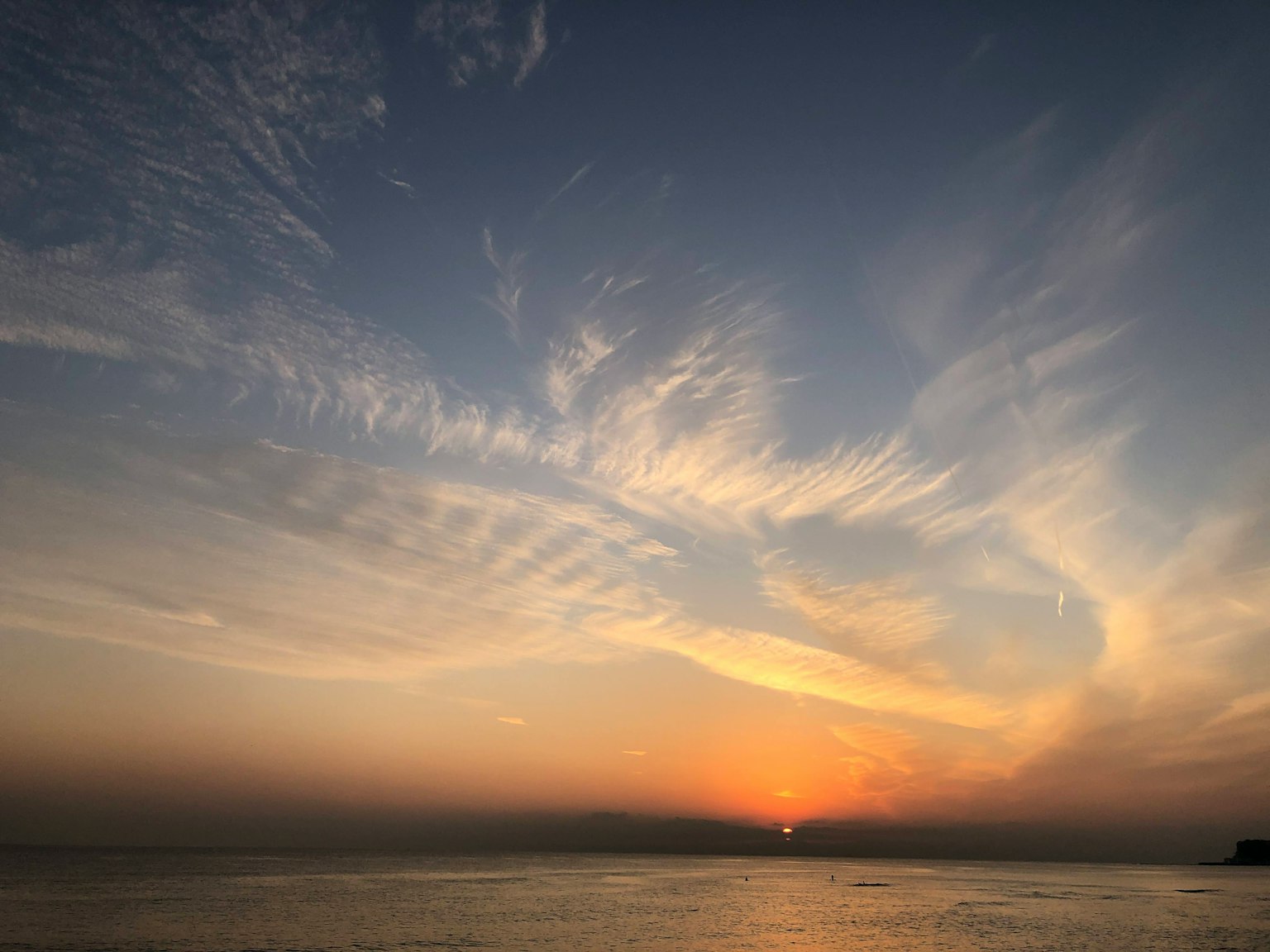 Pemandangan langit senja yang indah dengan laut tenang