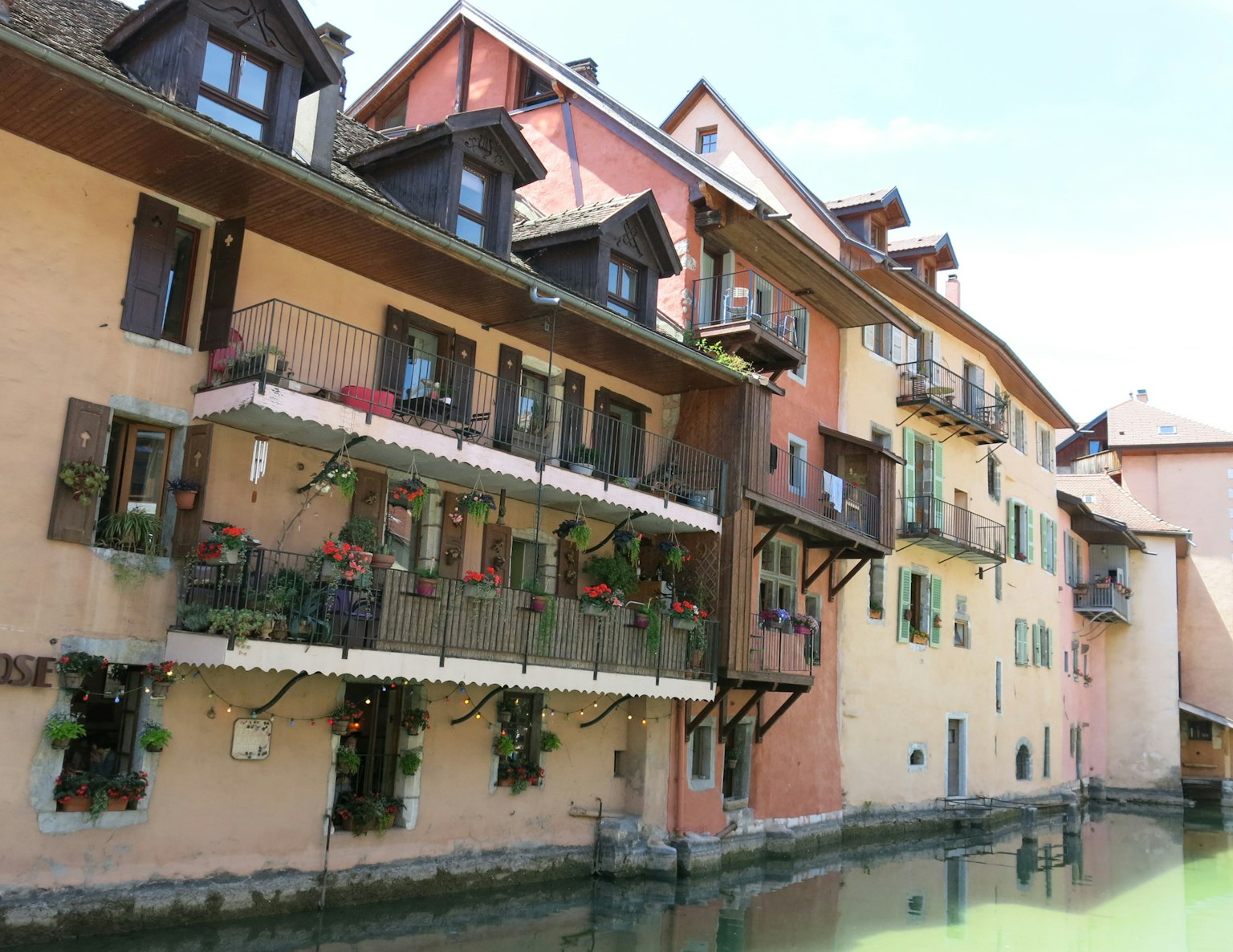Edifici affascinanti con facciate colorate e balconi lungo un canale sereno