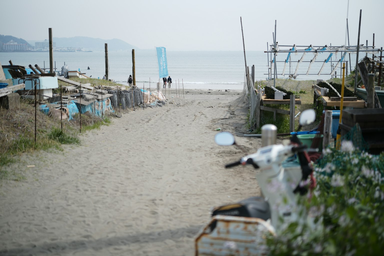 เส้นทางไปยังชายหาดที่มีรูปคนไกลๆ และมหาสมุทร