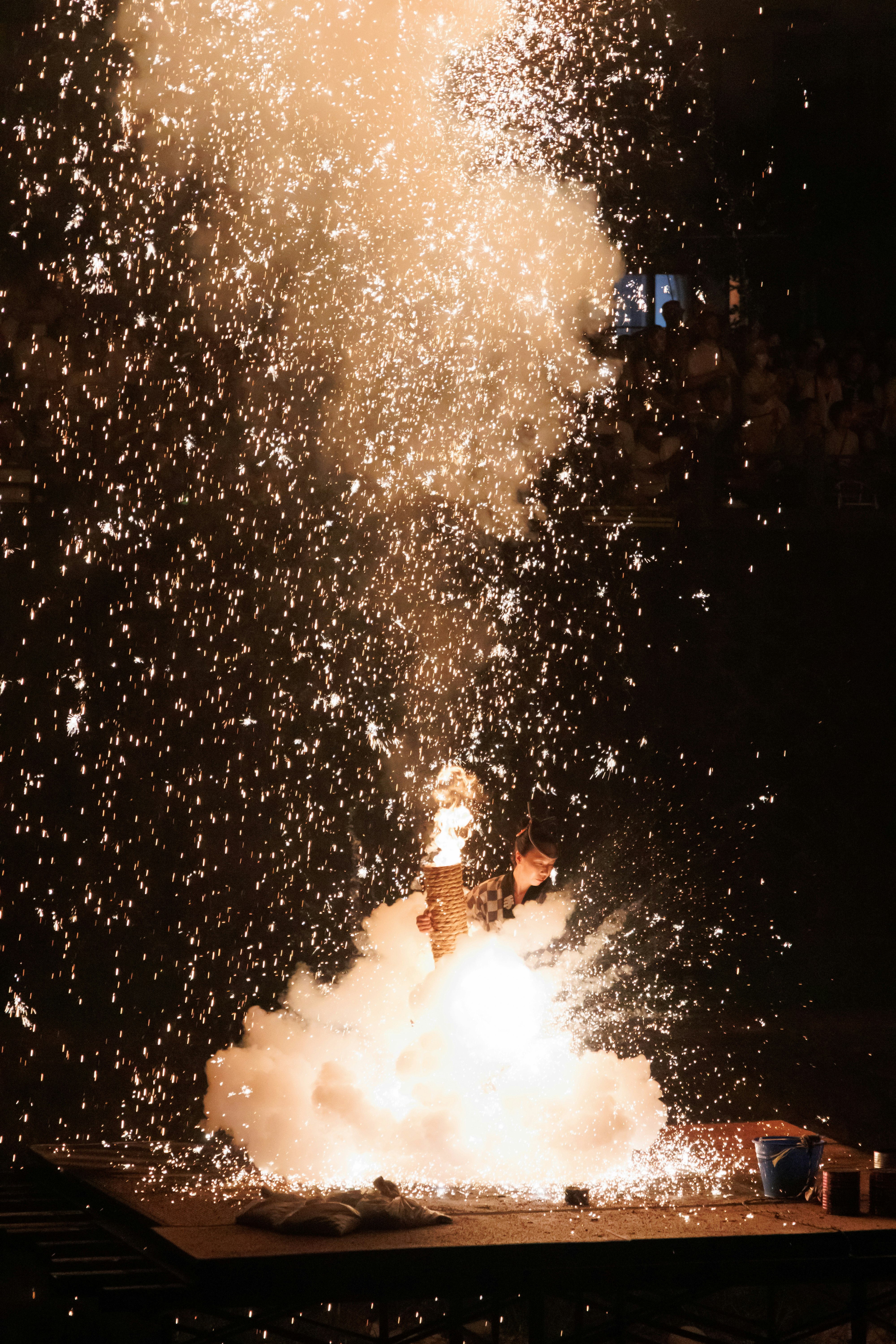 手持烟花在夜晚街道上爆开