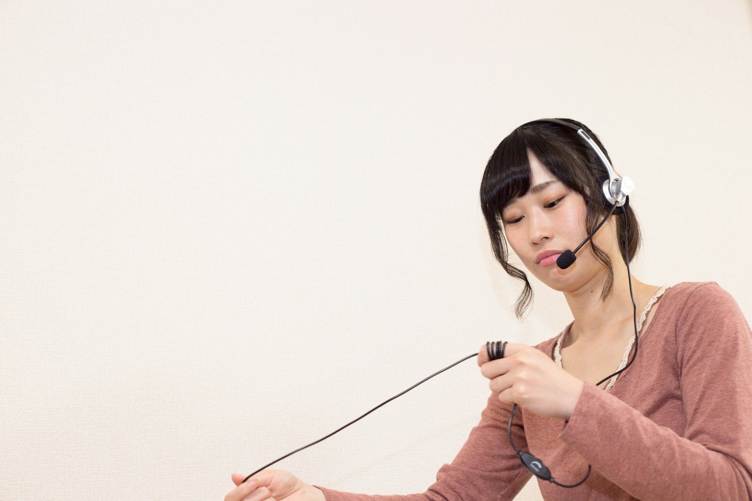 Une femme ajustant son casque