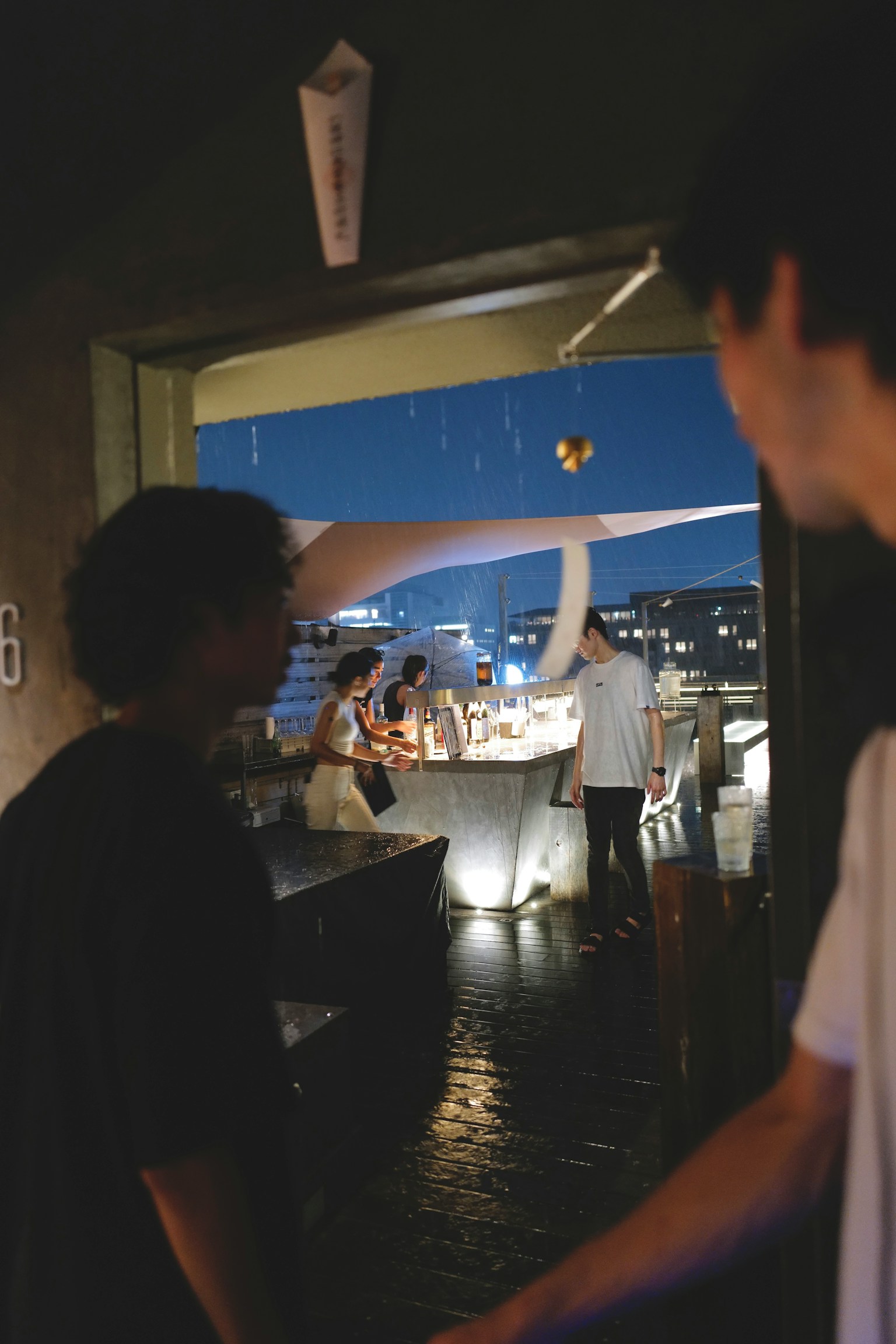 夜晚餐厅的入口，展示酒吧柜台和顾客