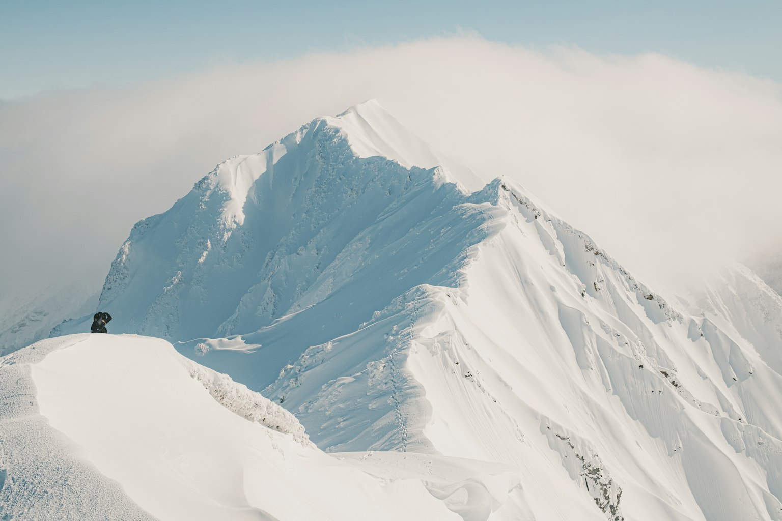 눈으로 덮인 산봉우리와 배경의 구름