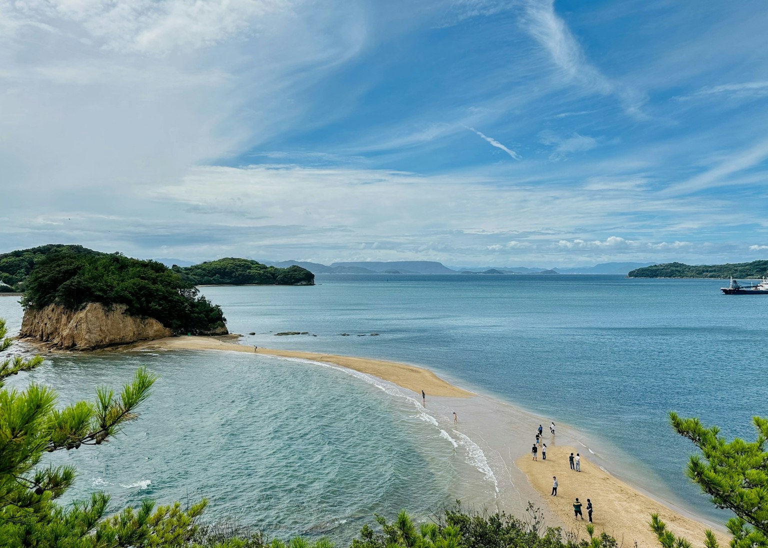 Splendido paesaggio di spiaggia con cielo blu persone che camminano lungo la riva