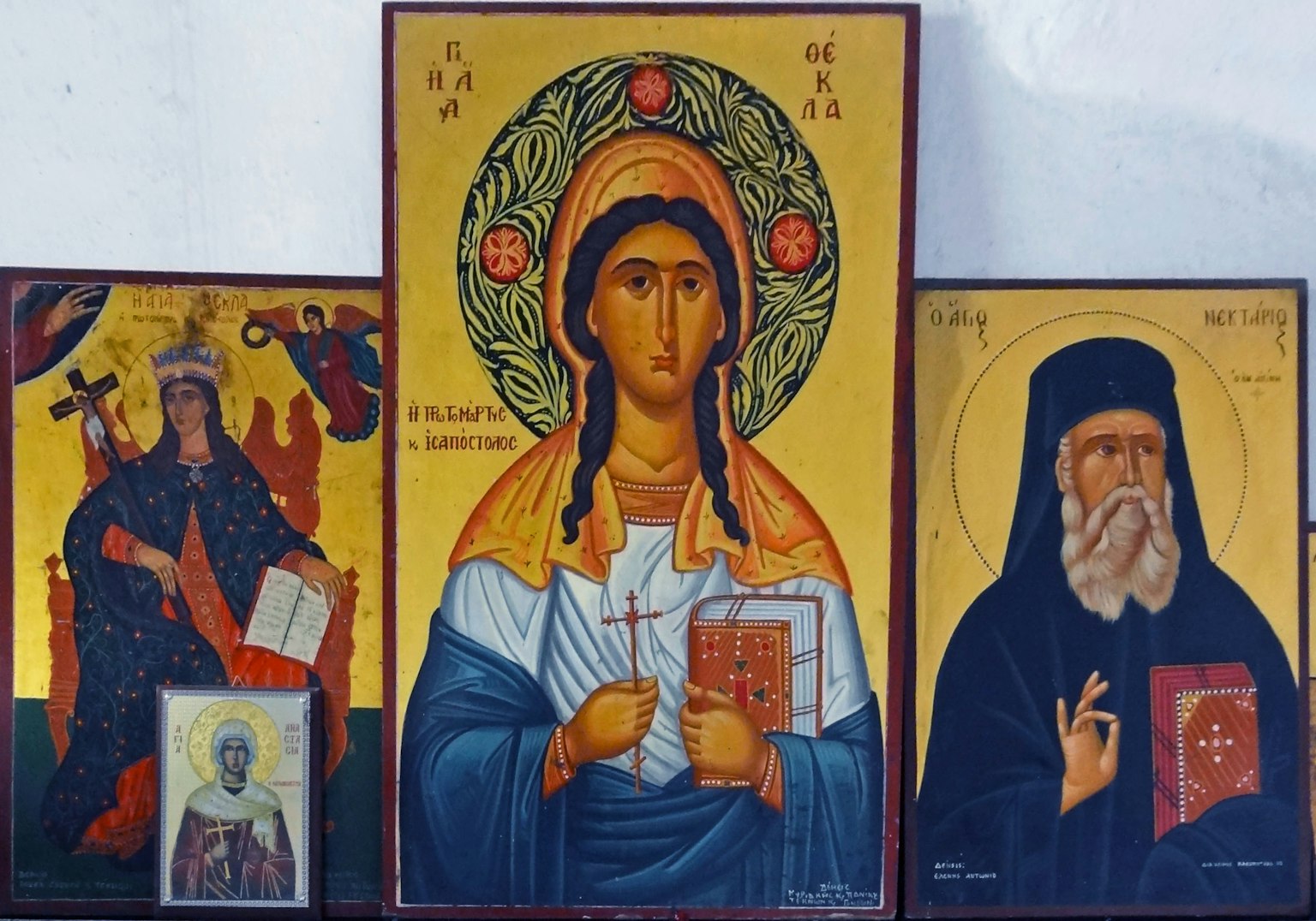 Tre icone religiose con santi e figura centrale della Vergine Maria
