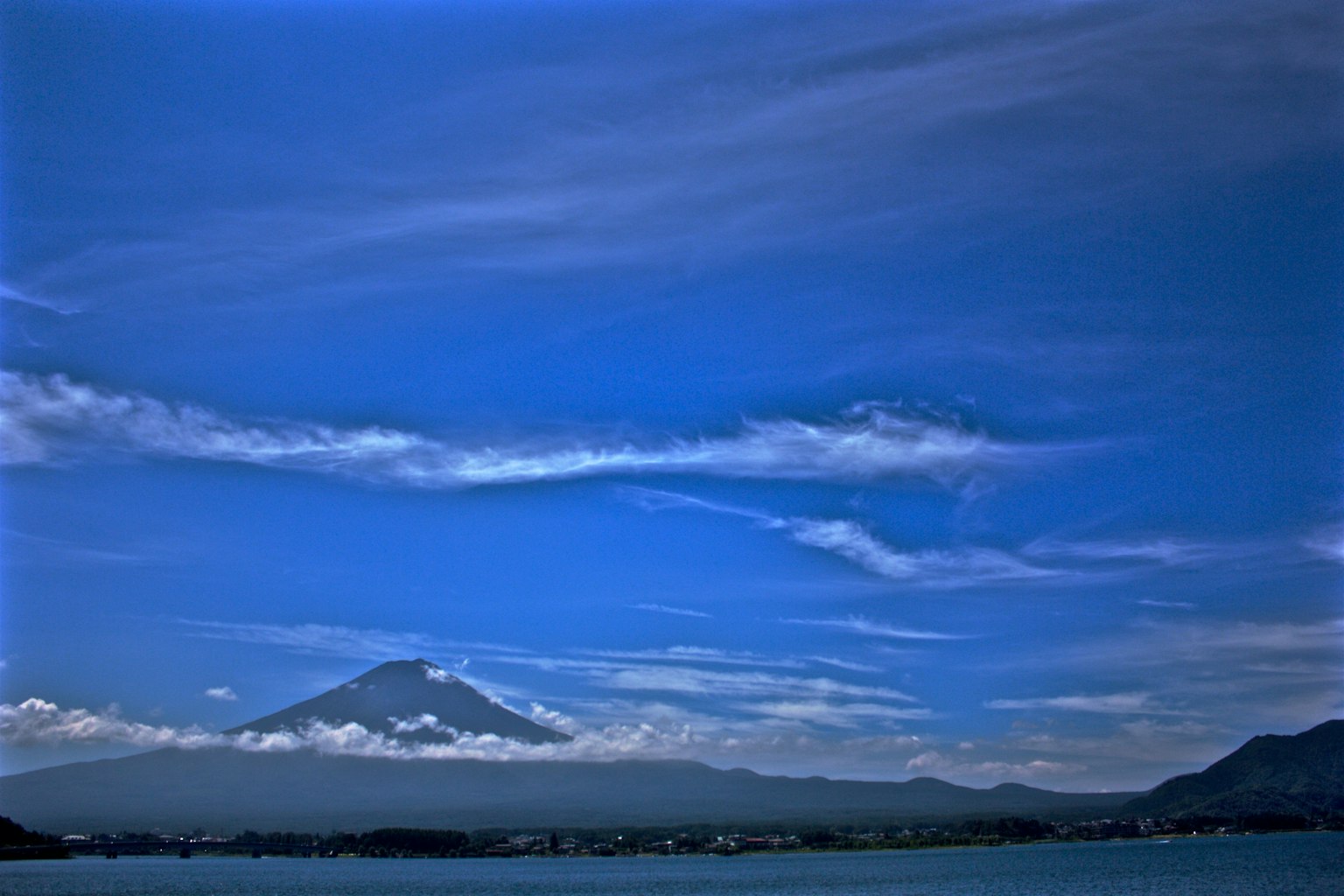 Splendida vista del Monte Fuji circondato da cielo blu e nuvole bianche