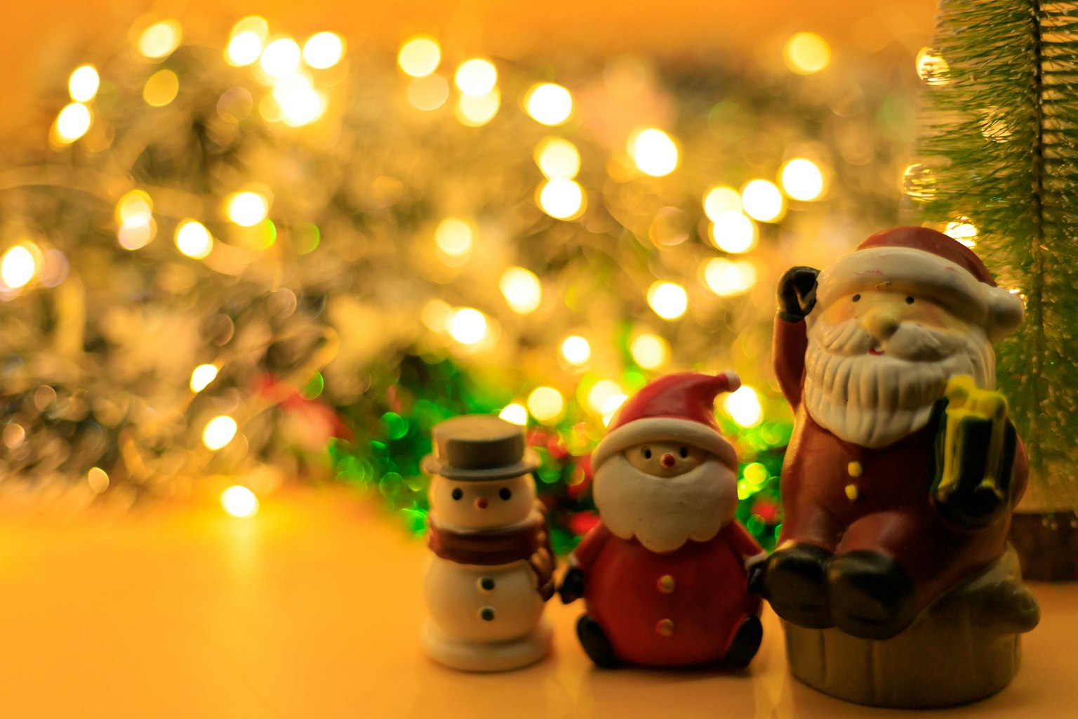 Tượng Santa Claus và một người tuyết giữa trang trí Giáng sinh và đèn