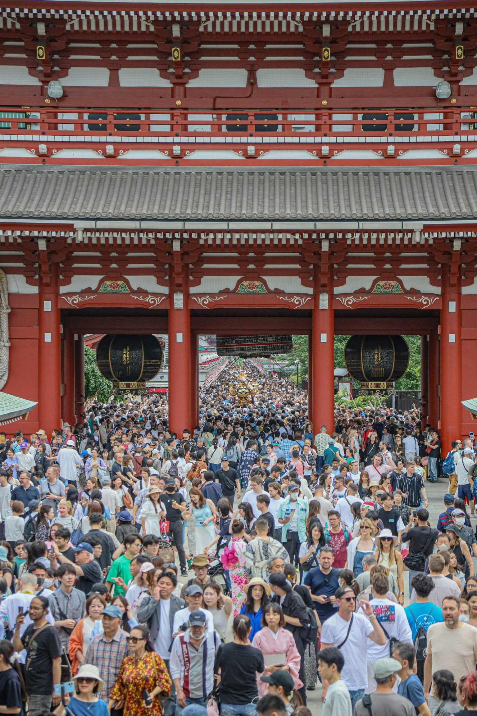 Foule de touristes devant la porte emblématique du temple Senso-ji avec une architecture traditionnelle rouge