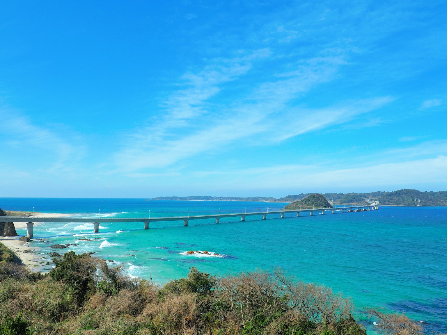 Bellissimo paesaggio con mare e cielo blu ponte che attraversa l'acqua