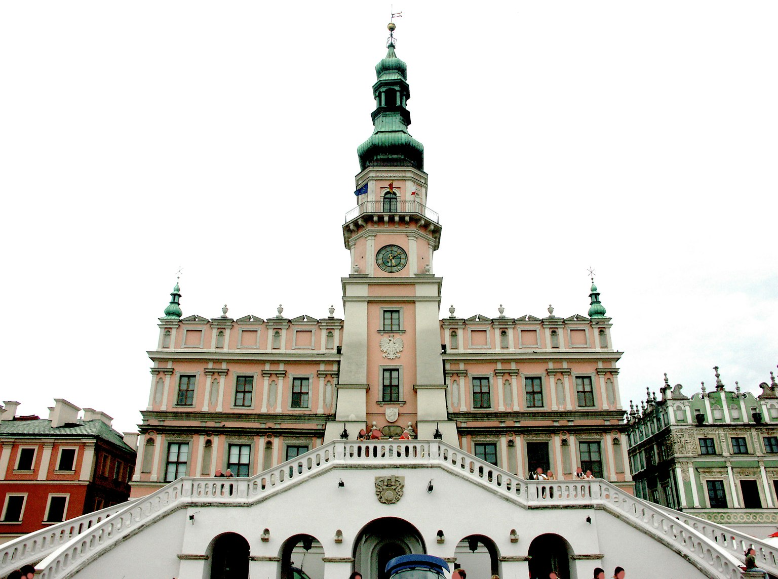 Imposant bâtiment baroque avec une horloge au centre de la ville