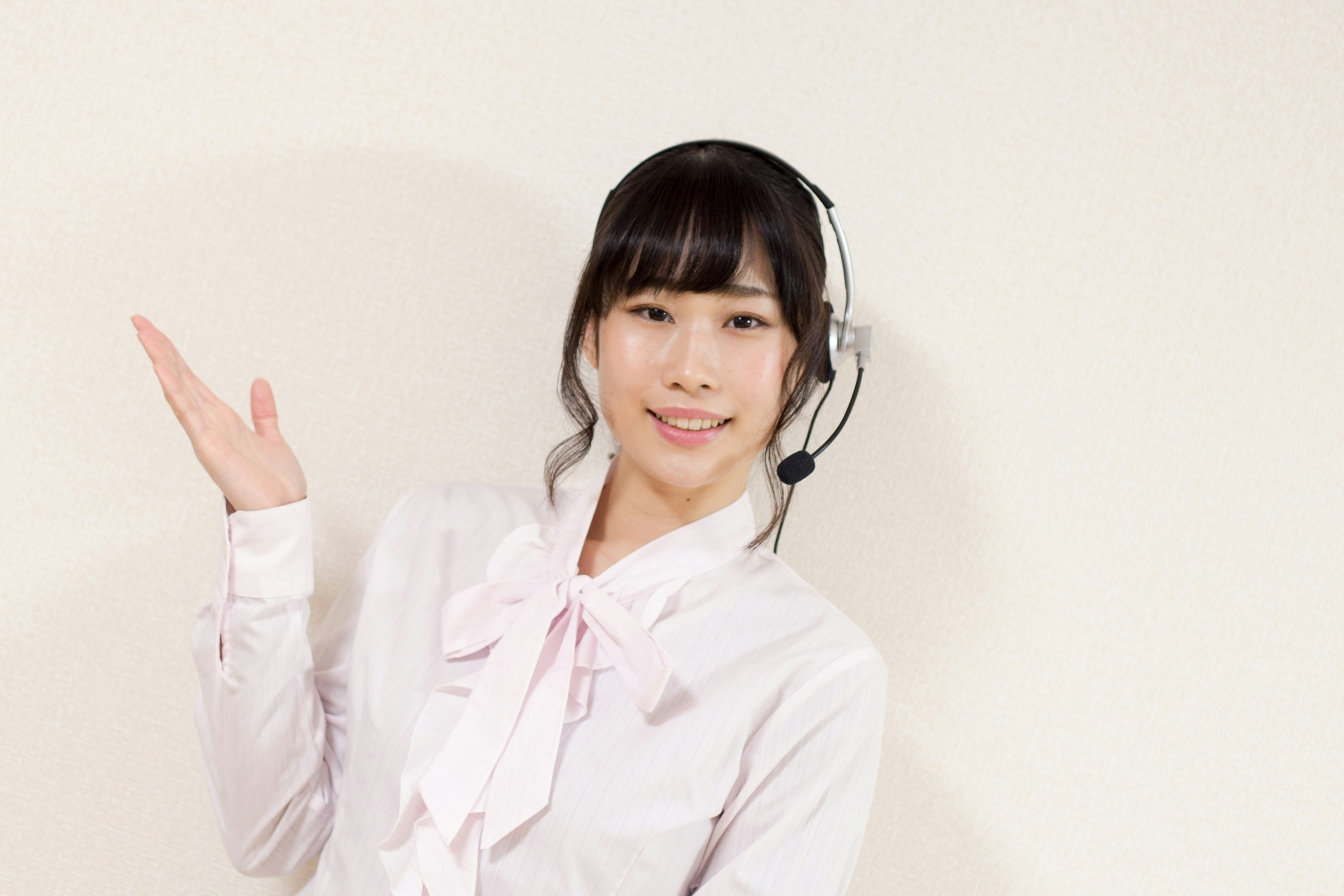 Studio-Porträt einer Frau mit Headset