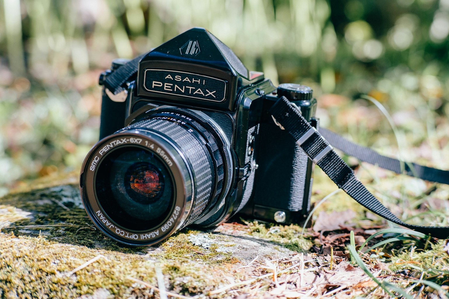 Macchina fotografica Asahi Pentax poggiata sull'erba