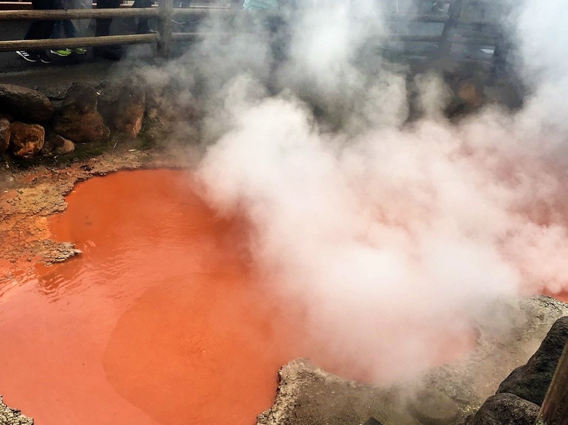 Roter Thermalbeckenbereich „Hell of Blood Pond“ mit Dampf