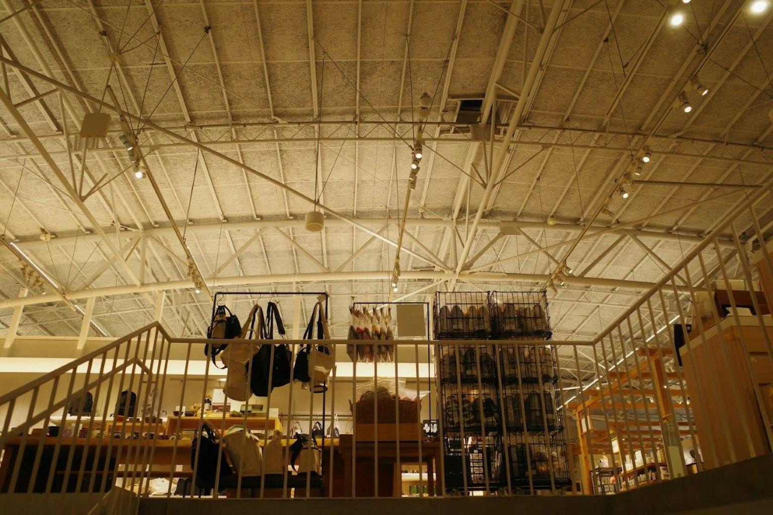 Interior de una tienda con techo alto y iluminación única