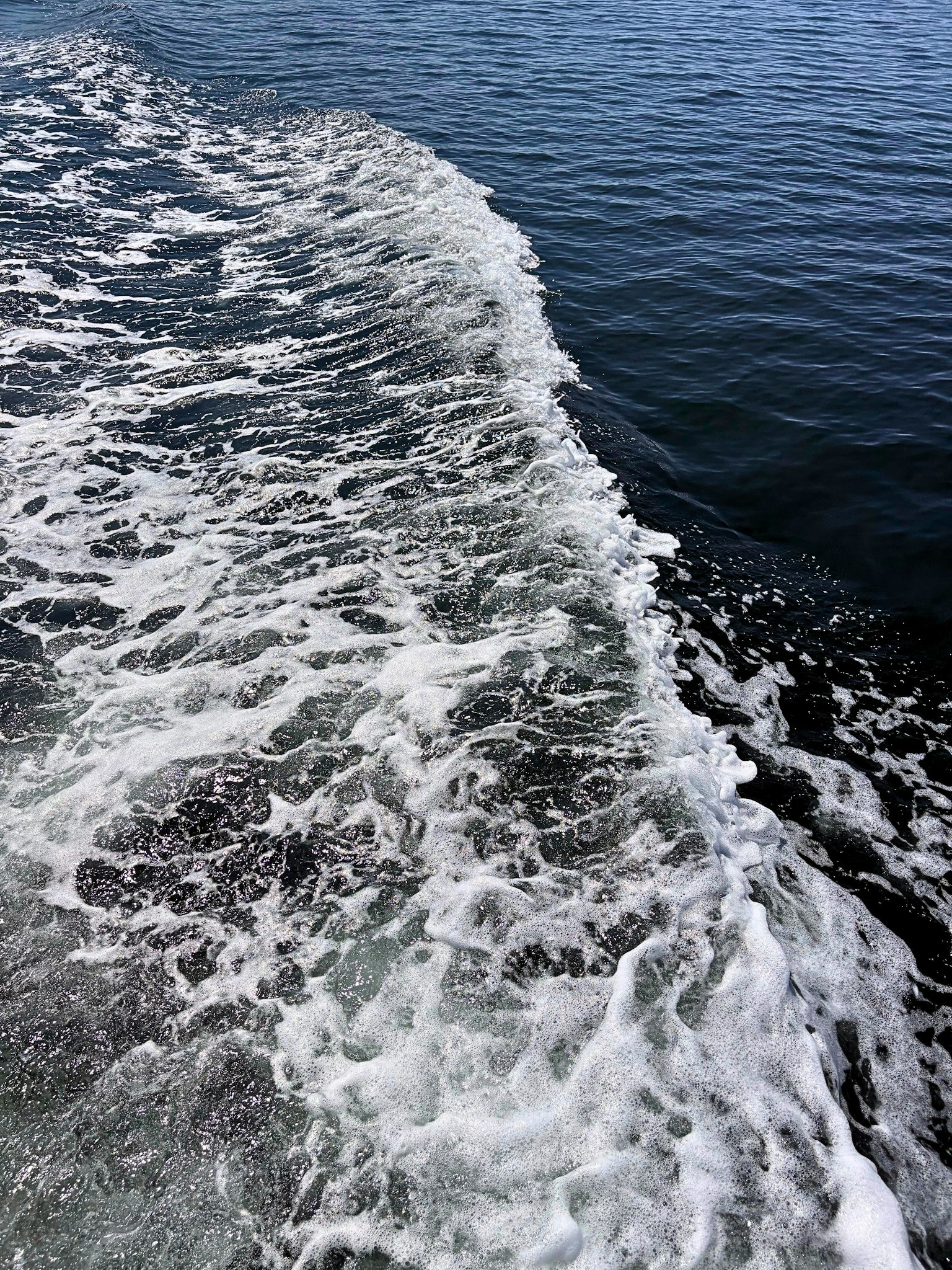 海面上的波浪和泡沫