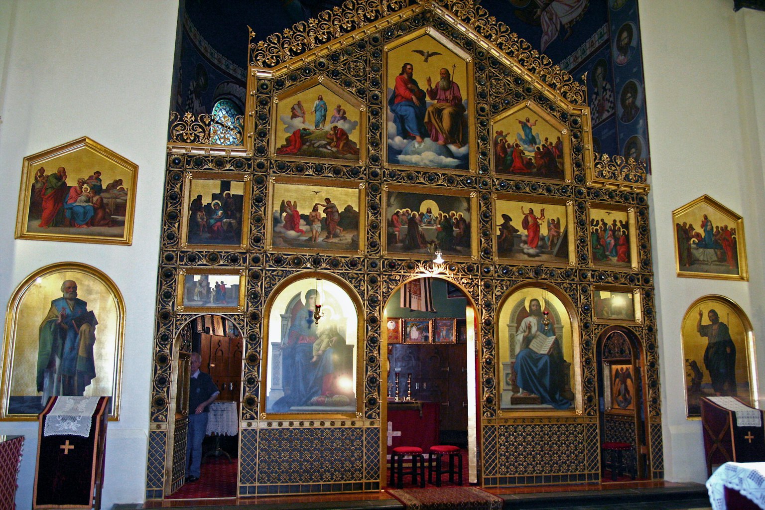 Intérieur d'une église avec un magnifique autel doré et de nombreuses icônes religieuses
