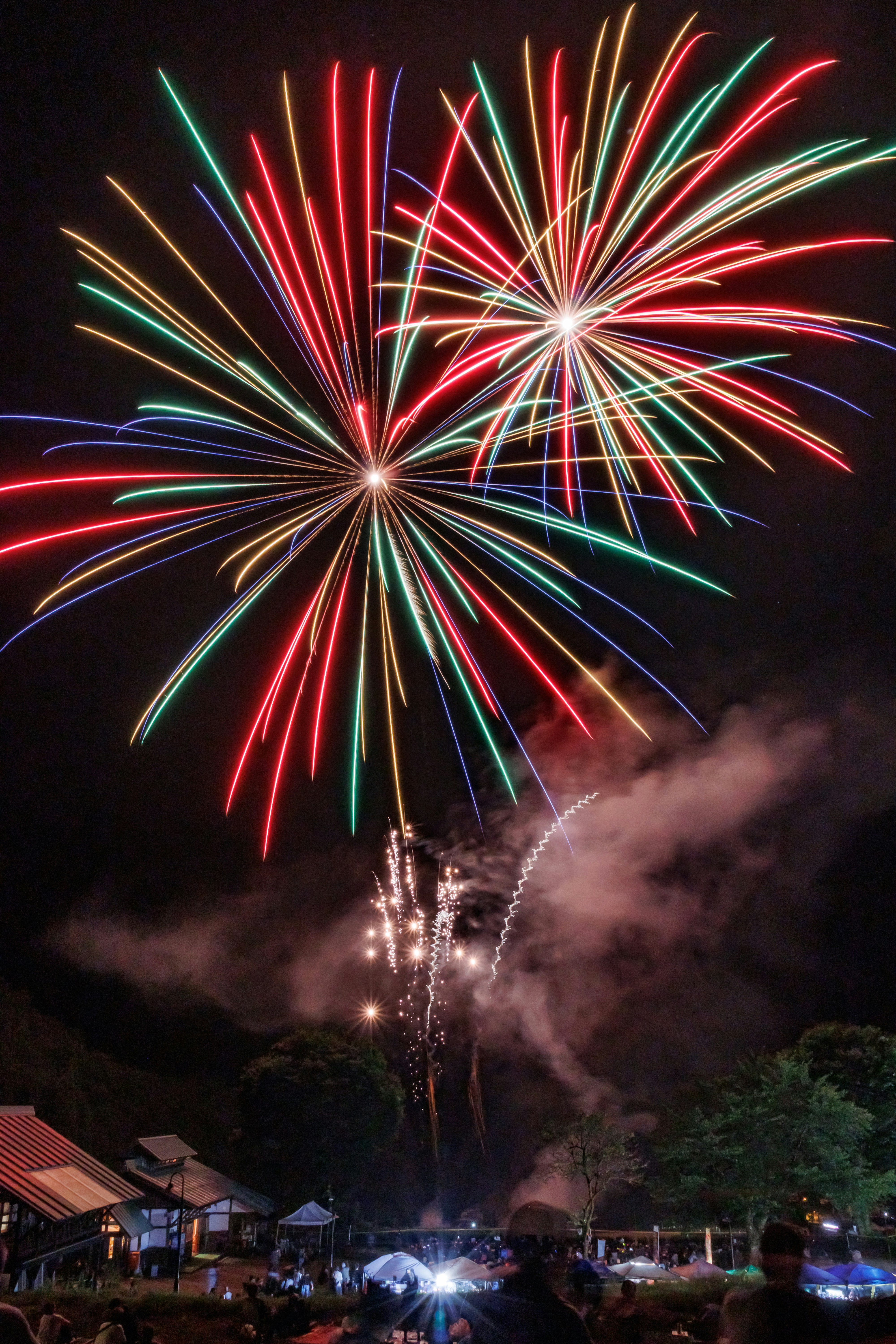 残暑の夜に打ち上がる花火
