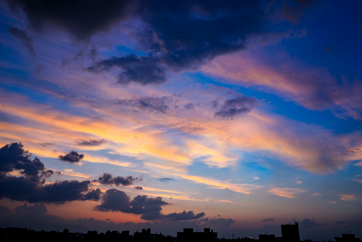 Magnifico cielo al tramonto con colori vibranti e nuvole