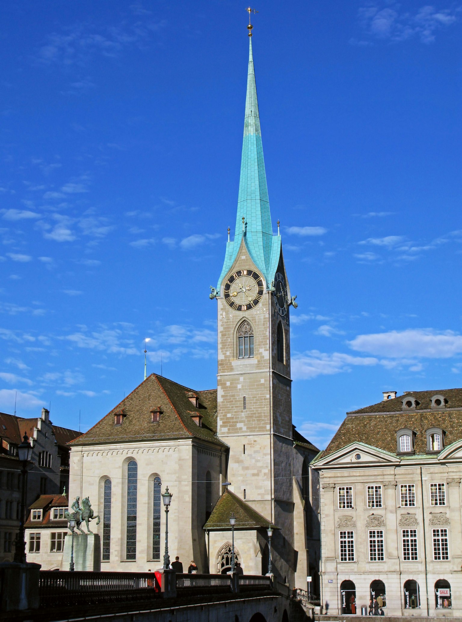 Hình ảnh của một nhà thờ ở Zurich với ngọn tháp màu xanh