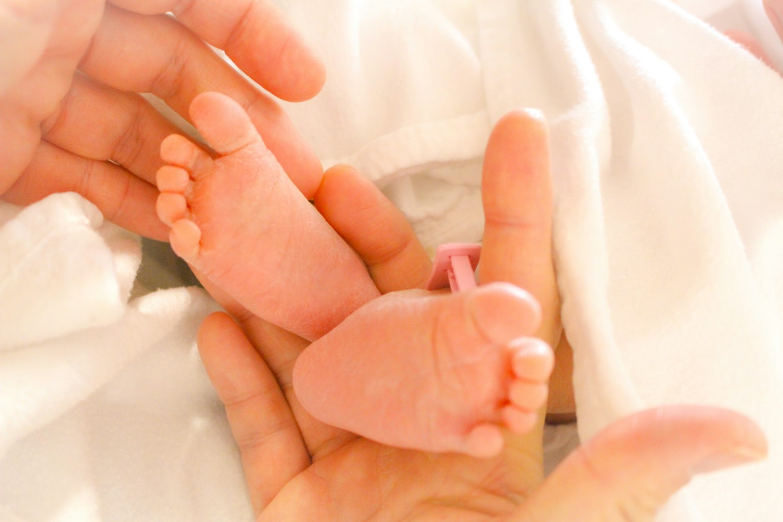 Un momento tenero con i piedi di un neonato che riposano in una mano