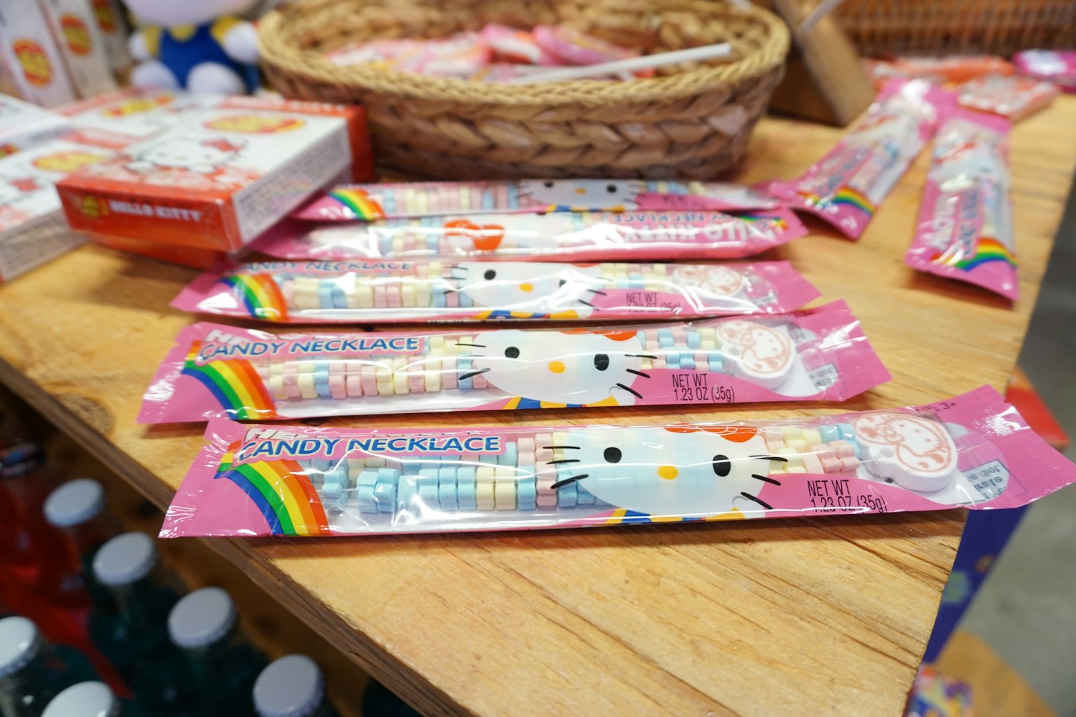 Pacchetti di caramelle colorate con design arcobaleno disposti su un tavolo
