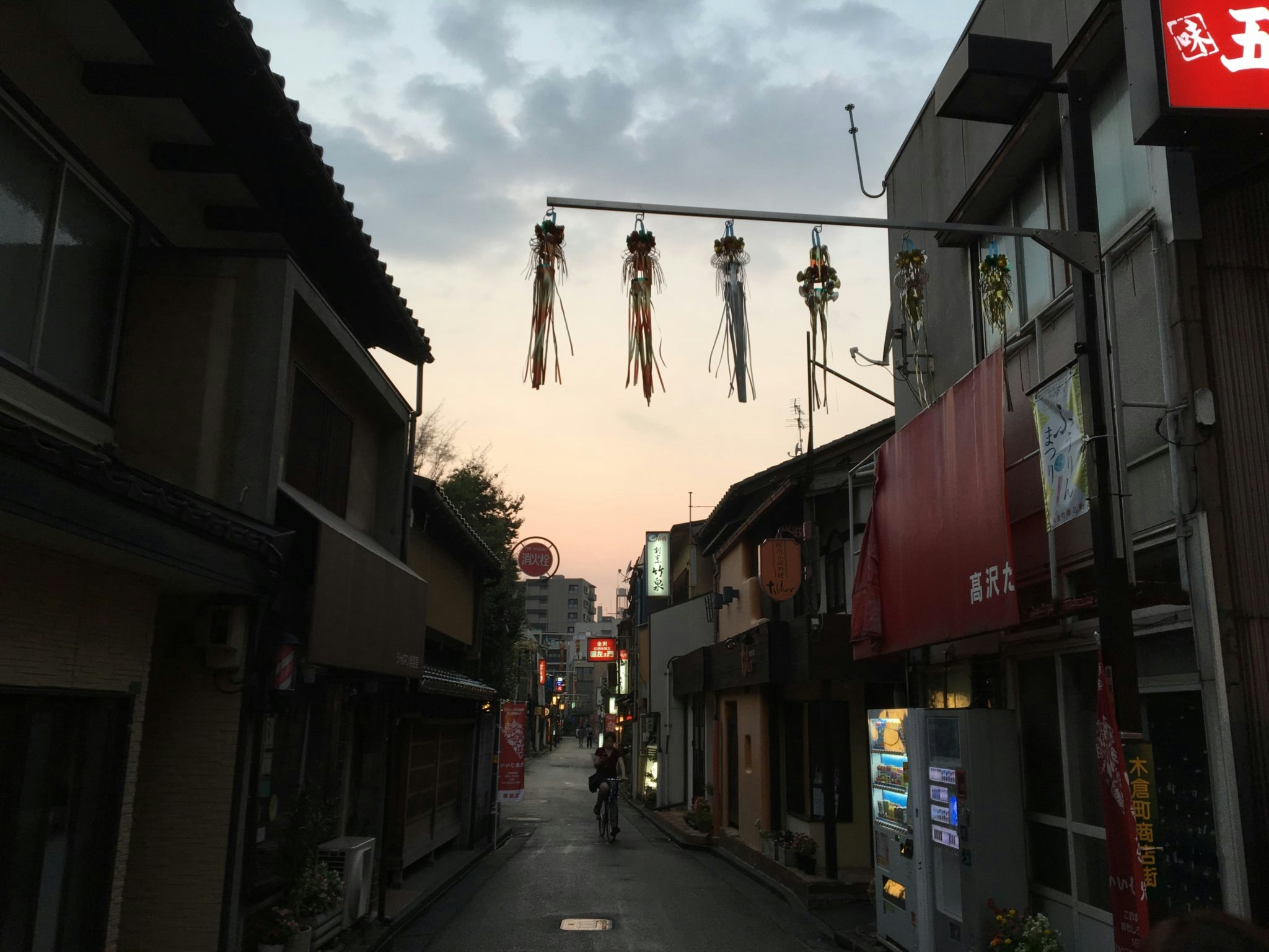 軒先に提灯が並ぶ商店街の路地