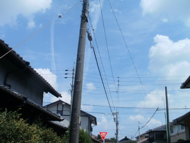 電柱と配線が走る住宅街の空