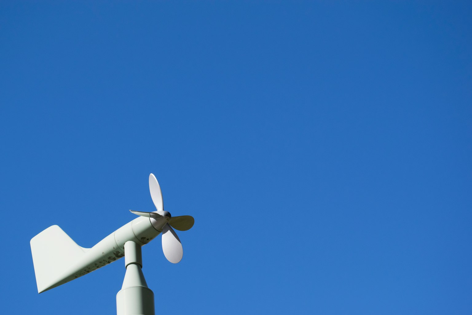 Vue supérieure d'un anémomètre contre un ciel bleu clair