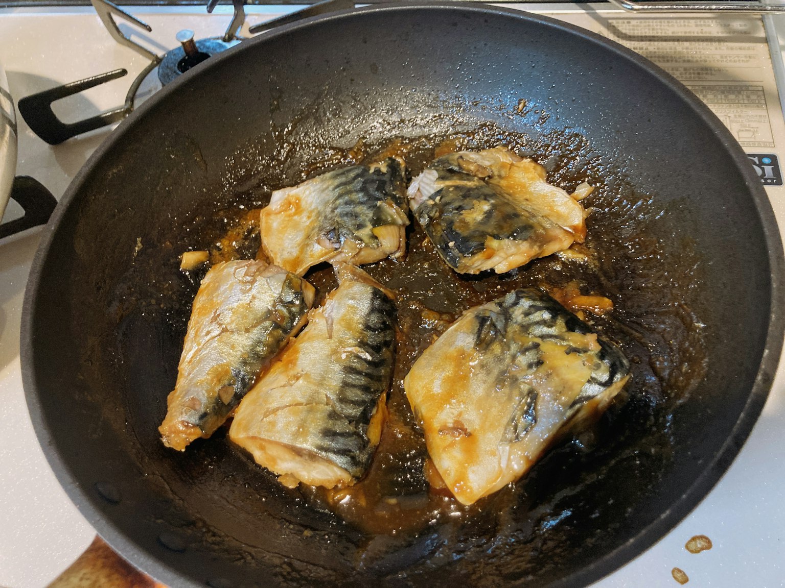 Cá fillet đang được nấu trong chảo