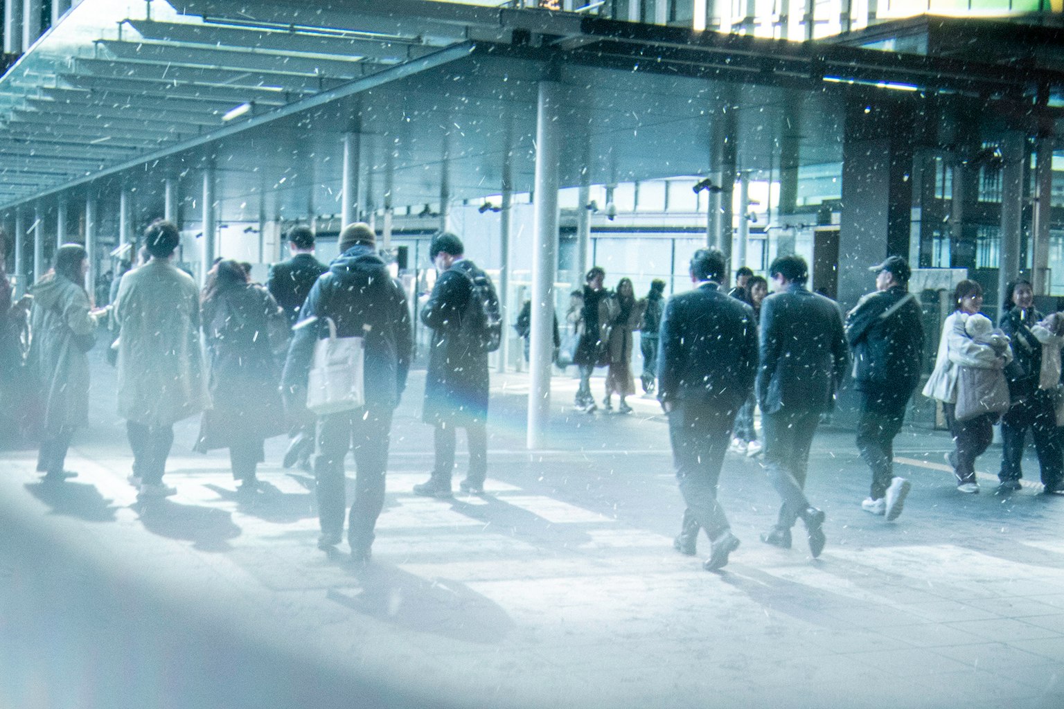 城市場景中穿著西裝的人在雪天走動