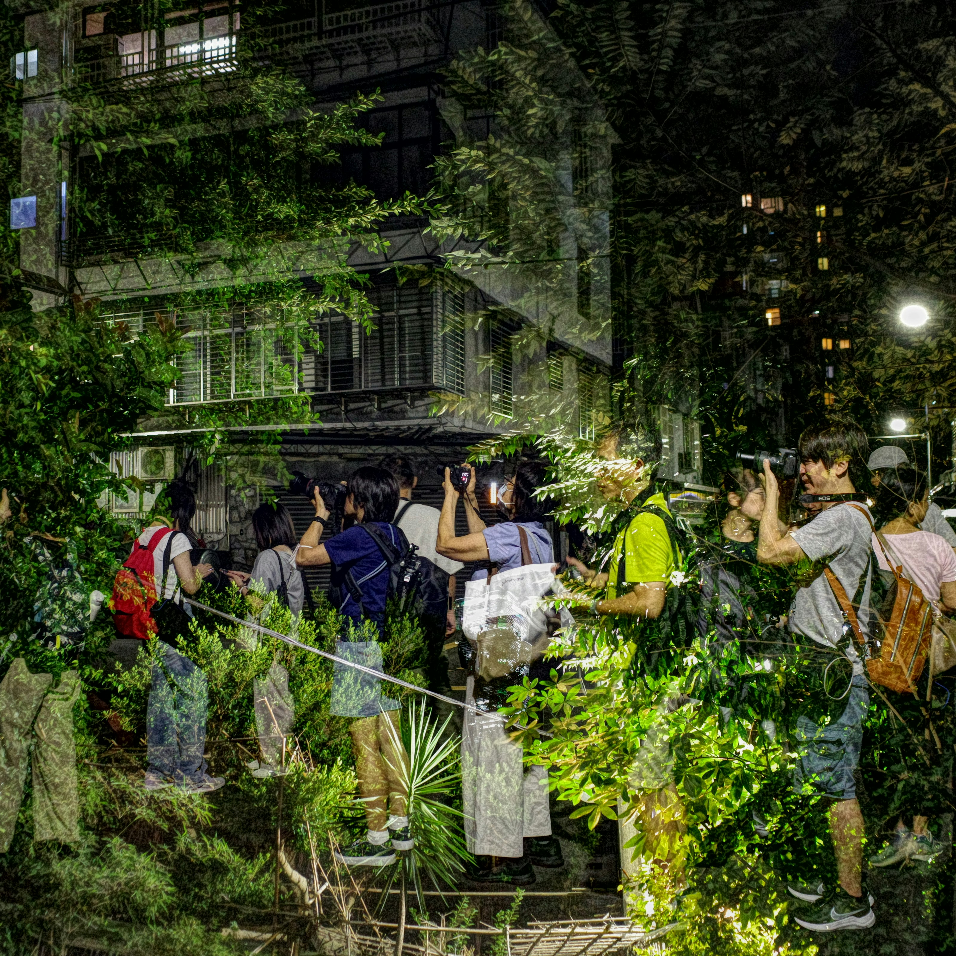 夜の街角で人々が集まる屋外イベント会場の通路