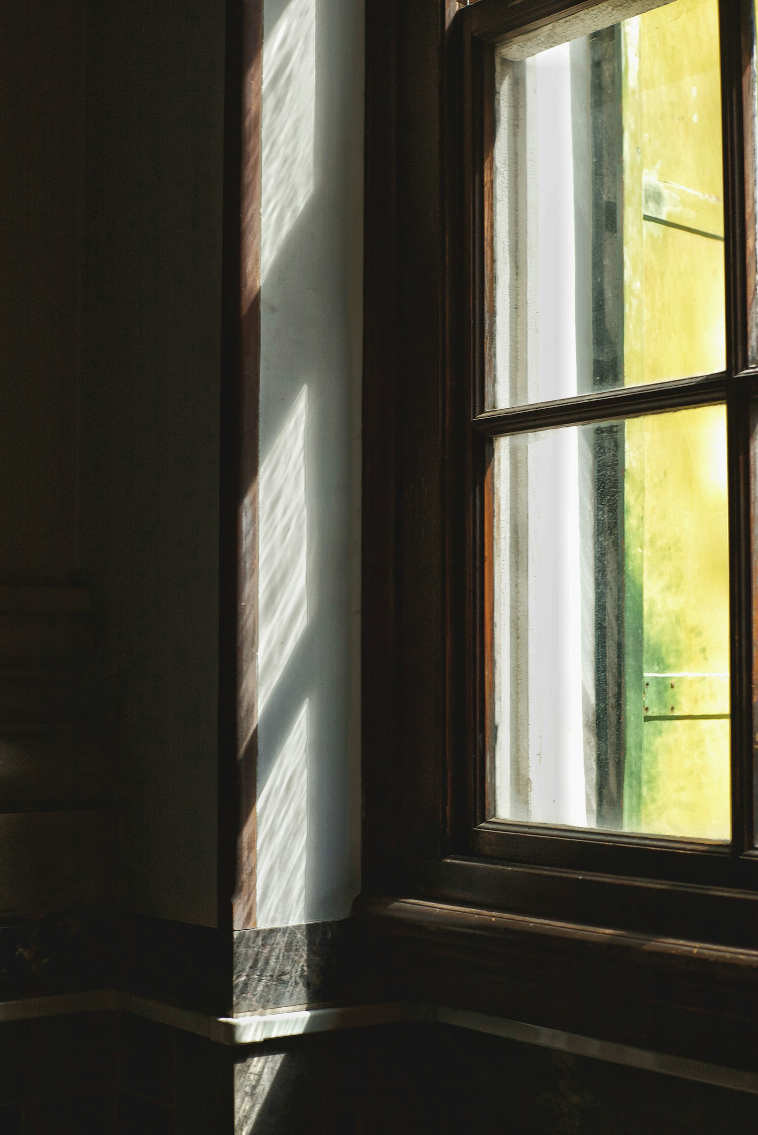 Góc nhìn bên trong với cửa sổ ánh sáng mặt trời chiếu vào