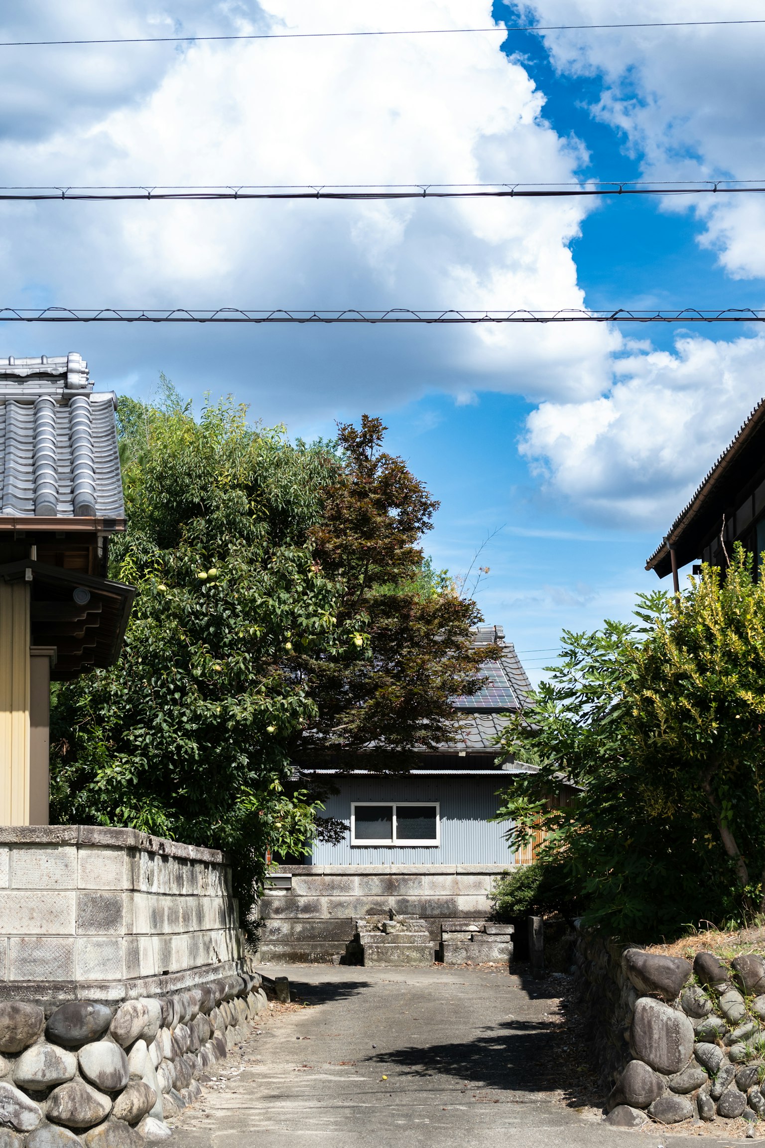 宁静的日本住宅区，蓝天和白云