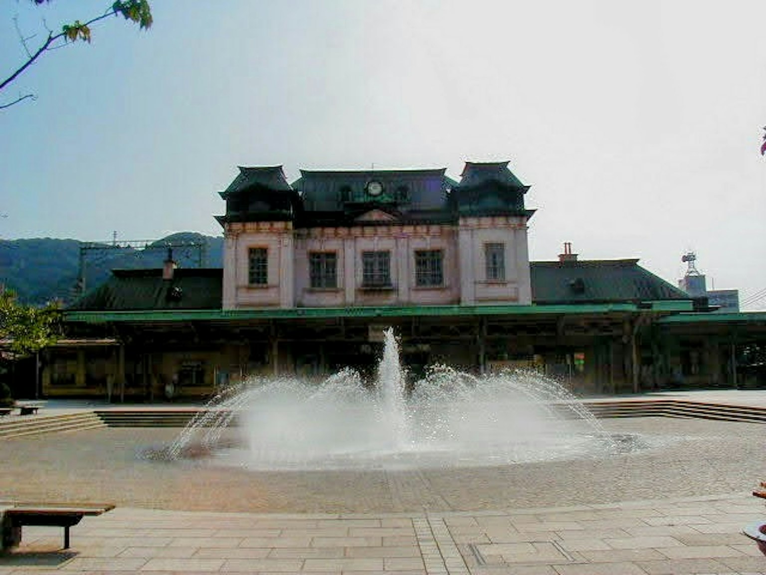 Edificio storico con una bella fontana in primo piano