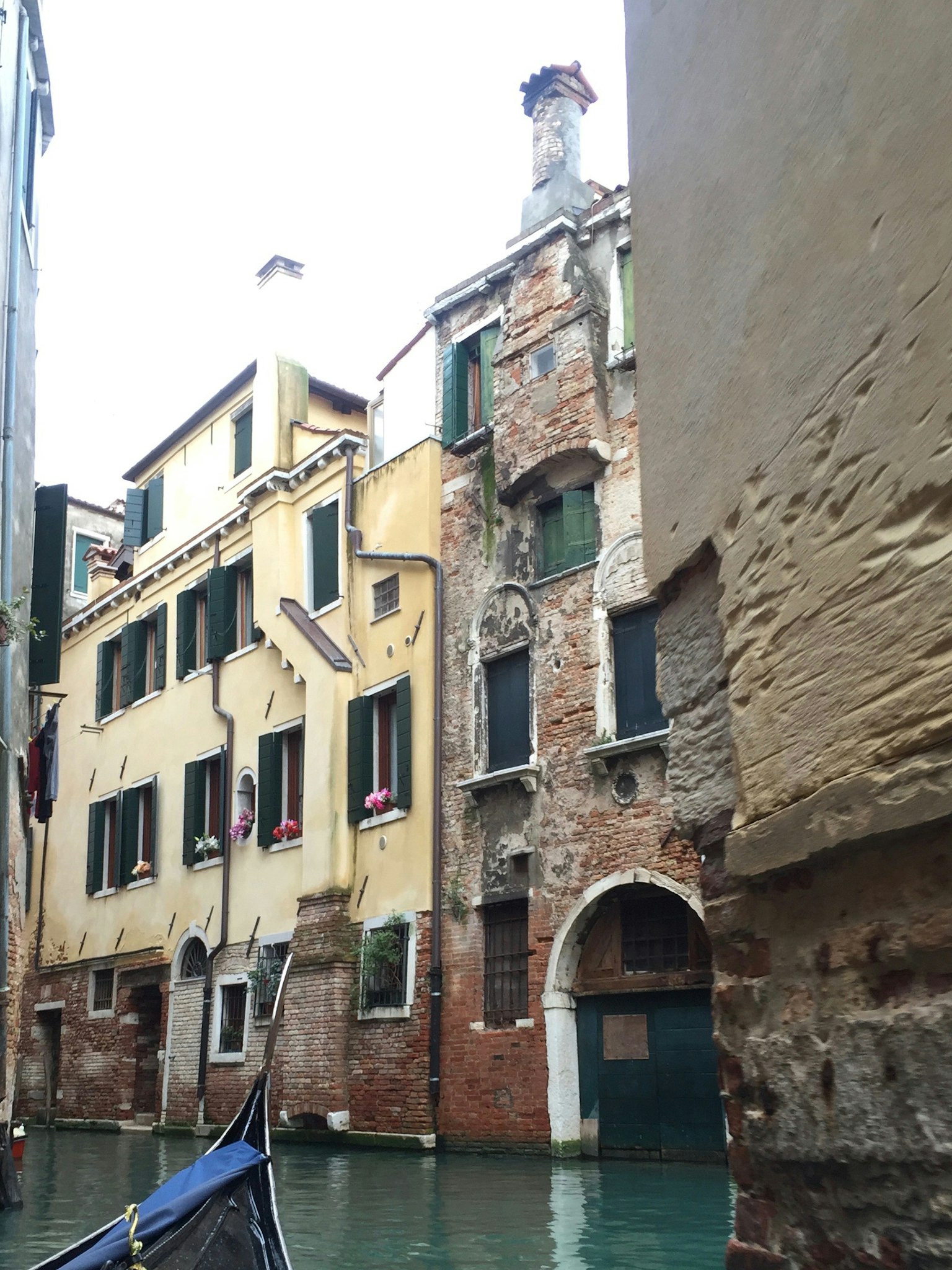 Vista di vecchi edifici lungo un canale a Venezia