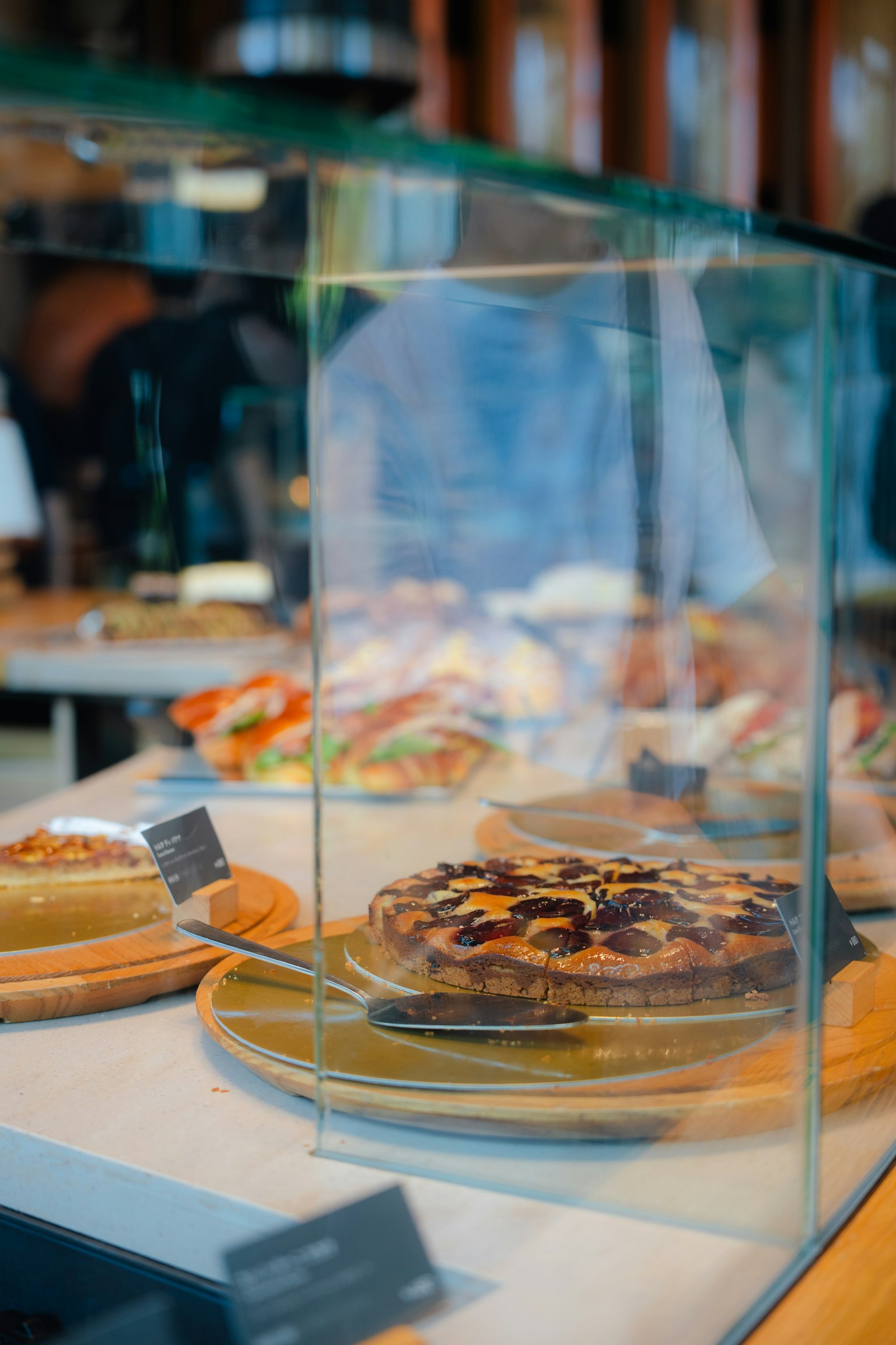 Exhibición de pasteles y repostería deliciosa en una vitrina de vidrio