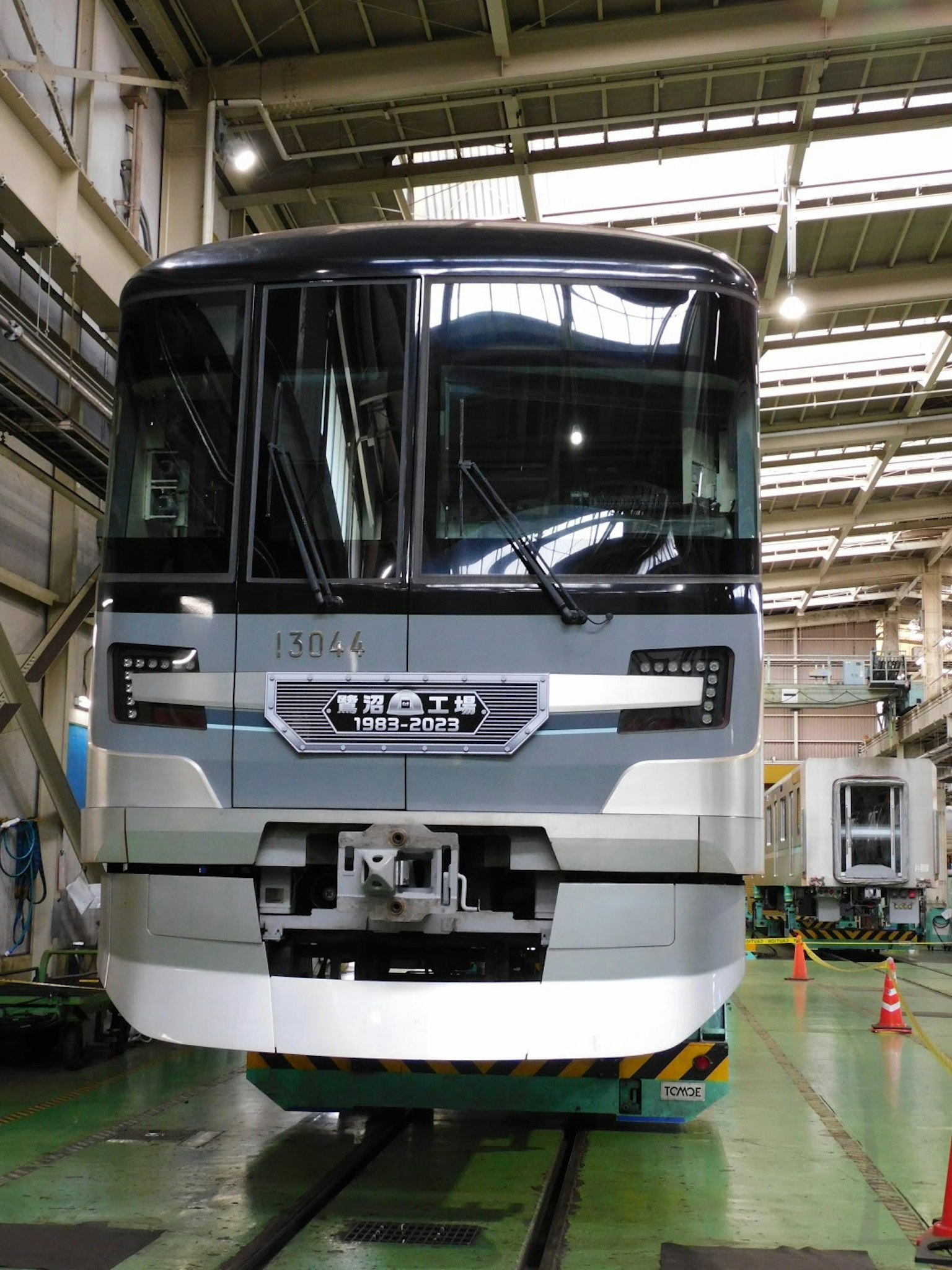 Vista frontale di un nuovo treno in una fabbrica Design argento e nero sotto una luce brillante