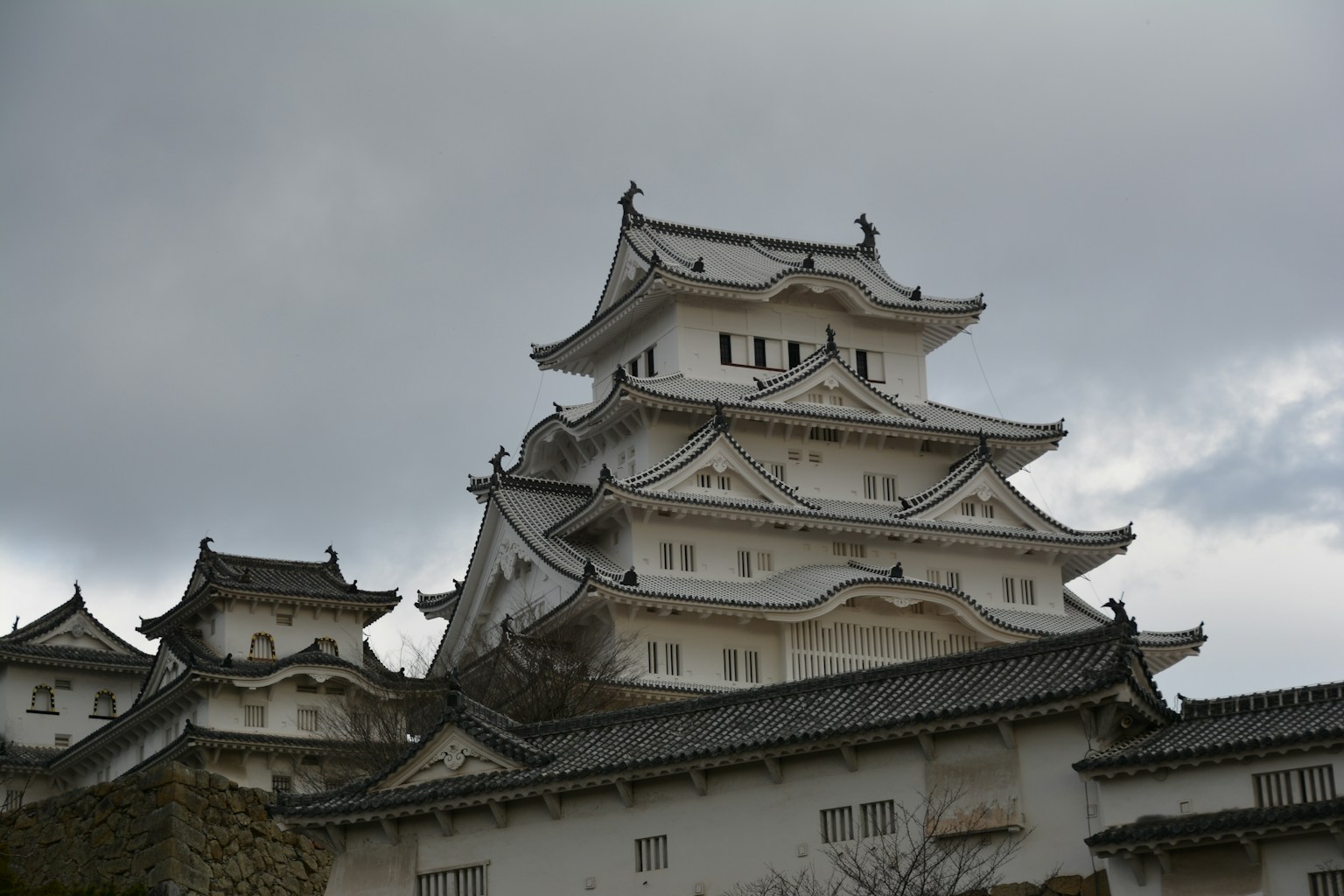 姬路城的优雅建筑设计和阴云密布的天空