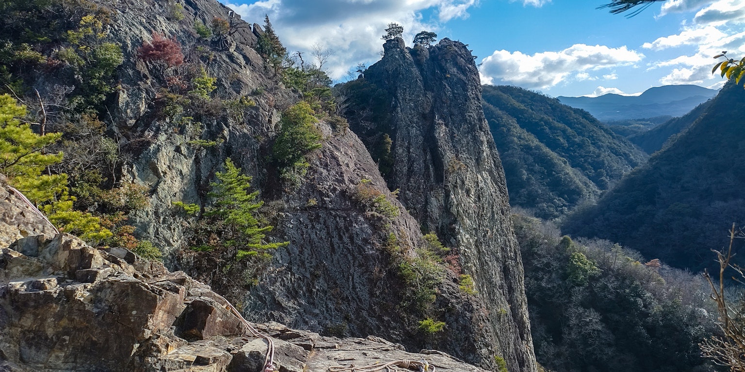 展示崎岖山脉和岩石形成的风景