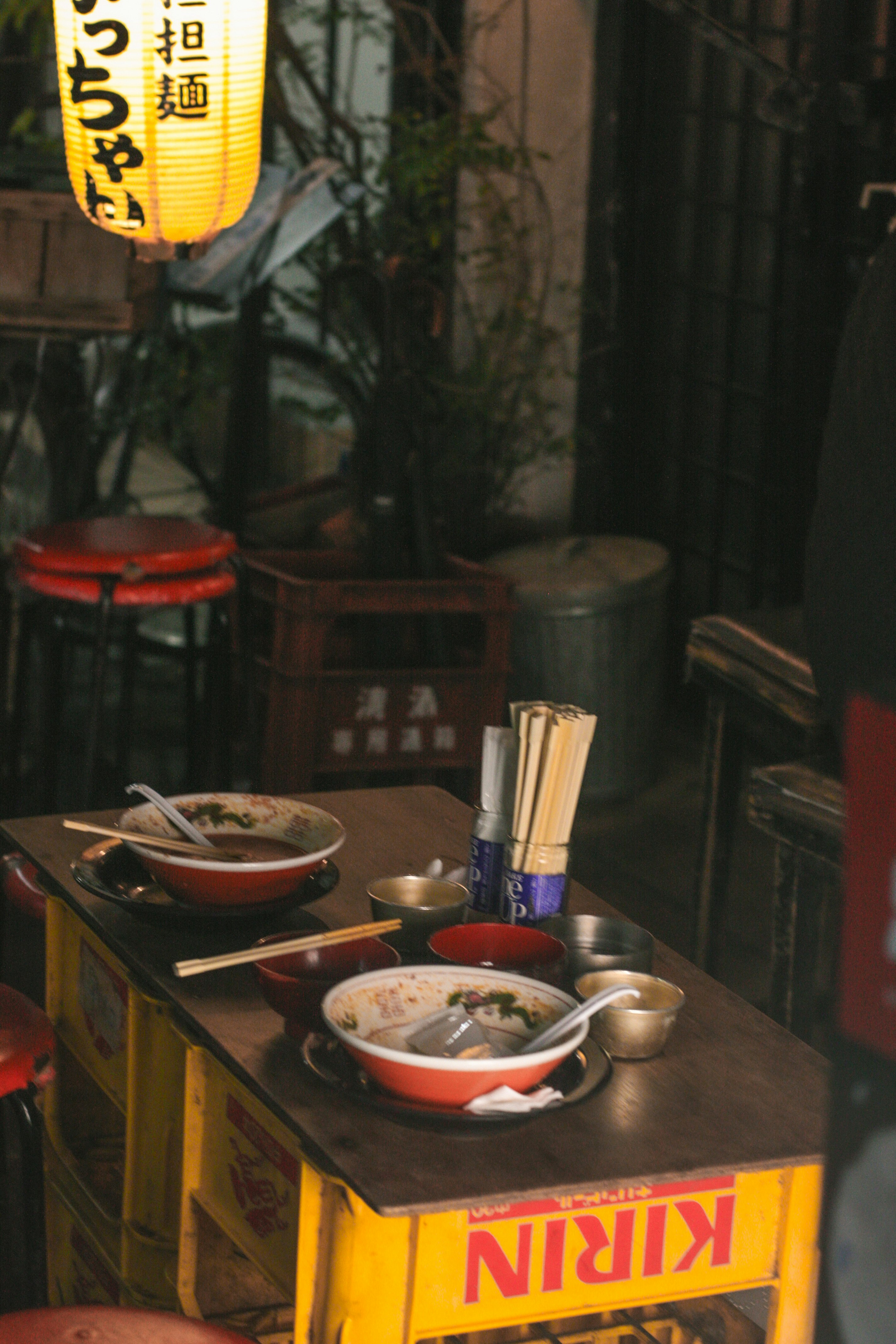 路地の屋台でラーメンが並ぶ大阪の夜の食卓