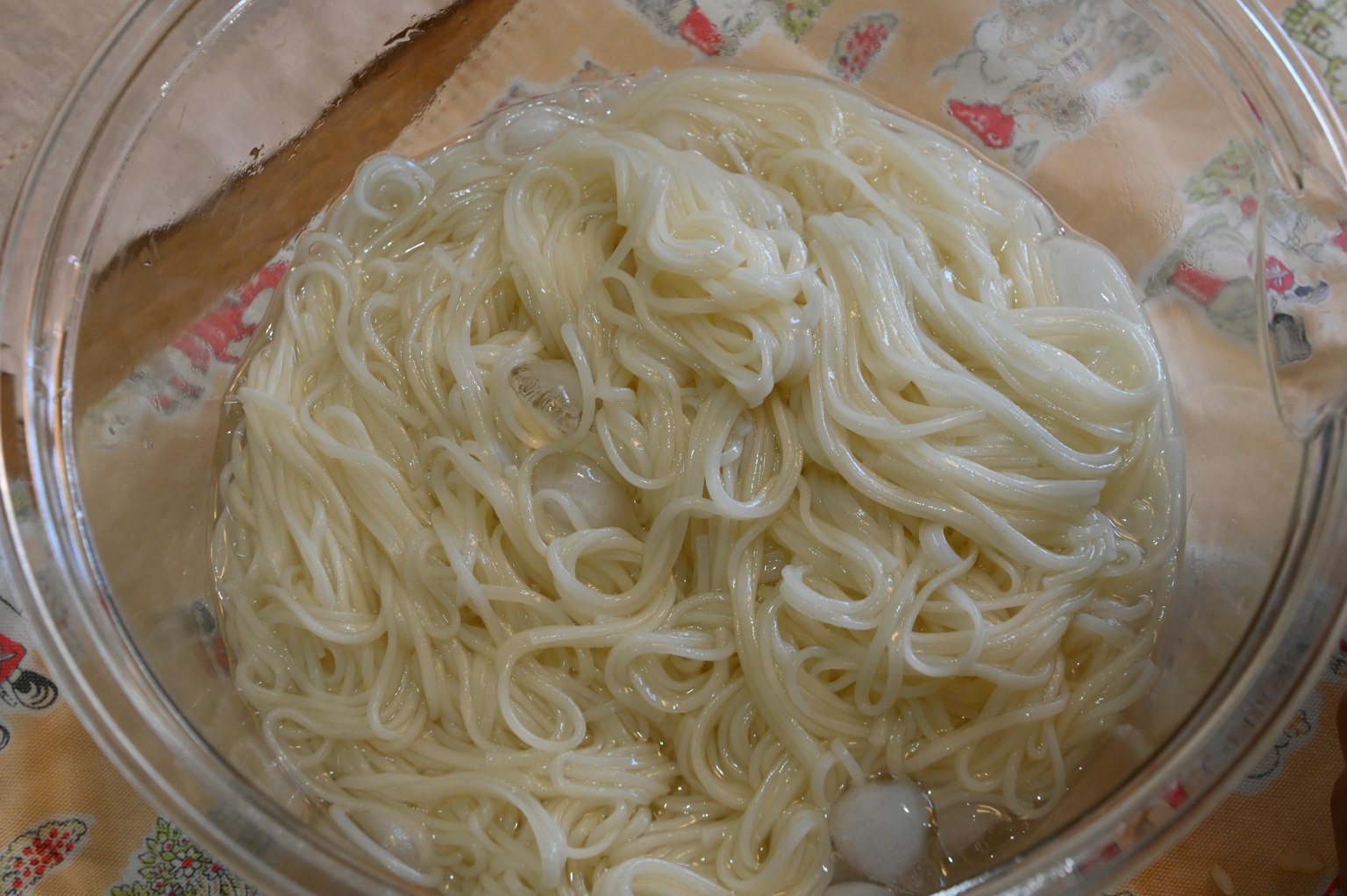 투명한 국수가 그릇에 담겨 있다